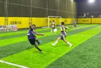 Pertandingan SMA Negeri 3 Kokonao menghadapi SMA YPPK Tiga Raja dalam babak 16 besar Turnamen Mini Soccer Kapolda Cup II 2026 di Goldstone Arena, Timika, Senin (18/5/2026) malam. (Foto: Galeri Papua/Endy Langobelen)