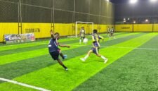 Pertandingan SMA Negeri 3 Kokonao menghadapi SMA YPPK Tiga Raja dalam babak 16 besar Turnamen Mini Soccer Kapolda Cup II 2026 di Goldstone Arena, Timika, Senin (18/5/2026) malam. (Foto: Galeri Papua/Endy Langobelen)