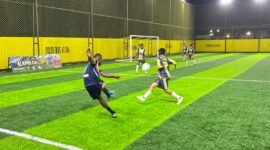 Pertandingan SMA Negeri 3 Kokonao menghadapi SMA YPPK Tiga Raja dalam babak 16 besar Turnamen Mini Soccer Kapolda Cup II 2026 di Goldstone Arena, Timika, Senin (18/5/2026) malam. (Foto: Galeri Papua/Endy Langobelen)