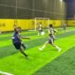 Pertandingan SMA Negeri 3 Kokonao menghadapi SMA YPPK Tiga Raja dalam babak 16 besar Turnamen Mini Soccer Kapolda Cup II 2026 di Goldstone Arena, Timika, Senin (18/5/2026) malam. (Foto: Galeri Papua/Endy Langobelen)