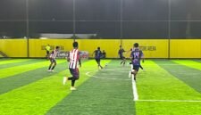 Pertandingan antara SMK Harapan melawan SMAN 6 pada babak 16 besar Kapolda Cup II di Goldstone Arena, Jalan Irigasi, Timika, Senin (18/5/2026). (Foto: Galeri Papua/Endy Langobelen)