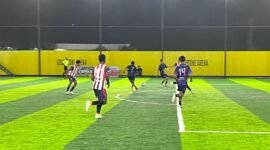 Pertandingan antara SMK Harapan melawan SMAN 6 pada babak 16 besar Kapolda Cup II di Goldstone Arena, Jalan Irigasi, Timika, Senin (18/5/2026). (Foto: Galeri Papua/Endy Langobelen)