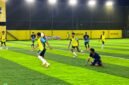 SMK Negeri 2 menghadapi SMK Kasih Rafael pada babak 16 besar Turnamen Mini Soccer Kapolda Cup II 2026 di Goldstone Arena, Jalan Irigasi Ujung, Timika, Senin (18/5/2026) malam. (Foto: Galeri Papua/Endy Langobelen)
