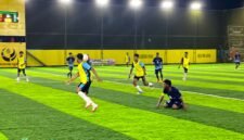 SMK Negeri 2 menghadapi SMK Kasih Rafael pada babak 16 besar Turnamen Mini Soccer Kapolda Cup II 2026 di Goldstone Arena, Jalan Irigasi Ujung, Timika, Senin (18/5/2026) malam. (Foto: Galeri Papua/Endy Langobelen)