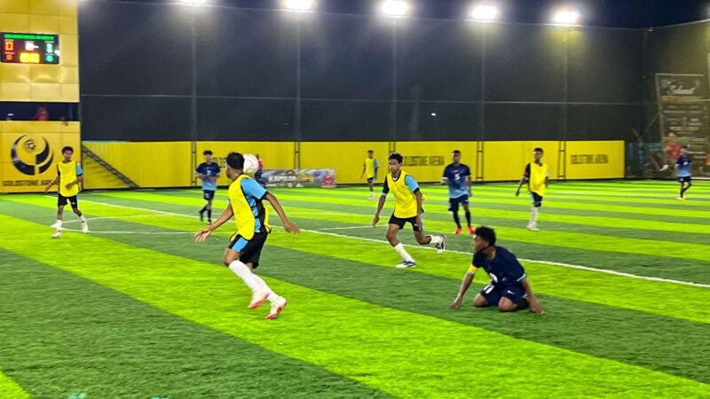 SMK Negeri 2 menghadapi SMK Kasih Rafael pada babak 16 besar Turnamen Mini Soccer Kapolda Cup II 2026 di Goldstone Arena, Jalan Irigasi Ujung, Timika, Senin (18/5/2026) malam. (Foto: Galeri Papua/Endy Langobelen)