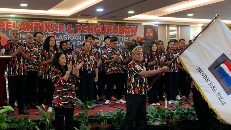 Momen pelantikan pengurus Laskar Merah Putih (LMP) Markas Daerah Papua Tengah, di Ballroom Hotel Horison Diana Timika, Senin (18/5/2026). (Foto: Galeri Papua/Ahmad)