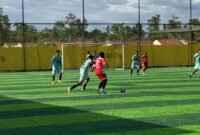 Pertandingan SMKN 1 melawan SMA Taruna dalam laga perempat final perebutan tiket semifinal Turnamen Mini Soccer Kapolda Cup II di Goldstone Arena, Selasa (19/5/2026). (Foto: Galeri Papua/Ahmad)