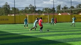 Pertandingan SMKN 1 melawan SMA Taruna dalam laga perempat final perebutan tiket semifinal Turnamen Mini Soccer Kapolda Cup II di Goldstone Arena, Selasa (19/5/2026). (Foto: Galeri Papua/Ahmad)