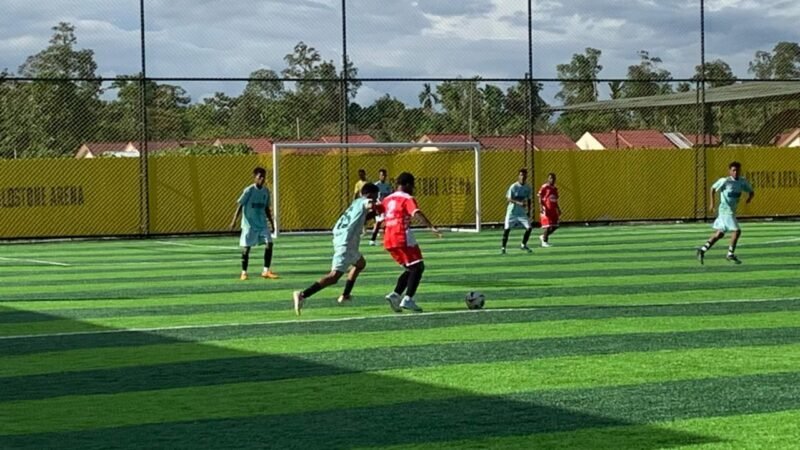 Pertandingan SMKN 1 melawan SMA Taruna dalam laga perempat final perebutan tiket semifinal Turnamen Mini Soccer Kapolda Cup II di Goldstone Arena, Selasa (19/5/2026). (Foto: Galeri Papua/Ahmad)