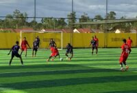 Pertandingan perempat final perebutan tiket semifinal Turnamen Mini Soccer Kapolda Cup II antara SMAN 5 Mimika melawan SMK Harapan di Goldstone Arena, Selasa (19/5/2026). (Foto: Galeri Papua/Ahmad)