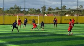 Pertandingan perempat final perebutan tiket semifinal Turnamen Mini Soccer Kapolda Cup II antara SMAN 5 Mimika melawan SMK Harapan di Goldstone Arena, Selasa (19/5/2026). (Foto: Galeri Papua/Ahmad)