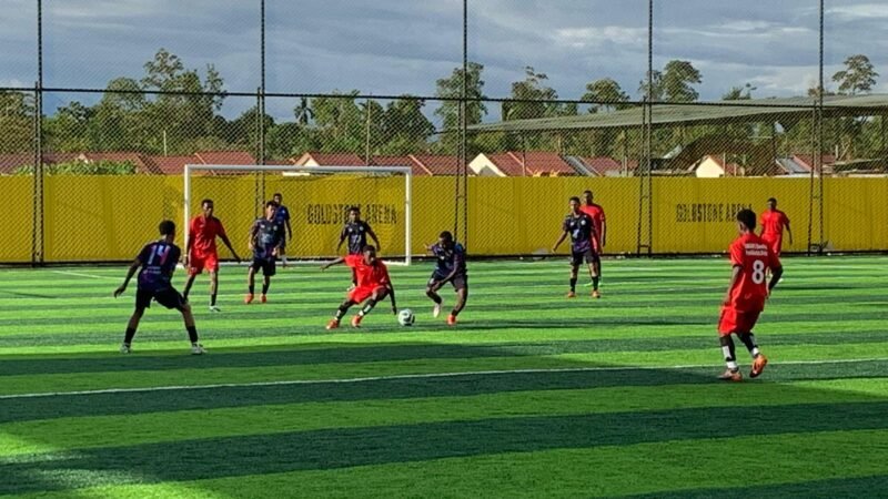 Pertandingan perempat final perebutan tiket semifinal Turnamen Mini Soccer Kapolda Cup II antara SMAN 5 Mimika melawan SMK Harapan di Goldstone Arena, Selasa (19/5/2026). (Foto: Galeri Papua/Ahmad)
