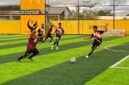 Pertandingan perempat final perebutan tiket semifinal Turnamen Mini Soccer Kapolda Cup II antara SMA Taruna Dharma melawan SMA YPPGI Mimika di Goldstone Arena, Selasa (19/5/2026). (Foto: Galeri Papua/Endy Langobelen)