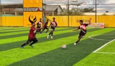 Pertandingan perempat final perebutan tiket semifinal Turnamen Mini Soccer Kapolda Cup II antara SMA Taruna Dharma melawan SMA YPPGI Mimika di Goldstone Arena, Selasa (19/5/2026). (Foto: Galeri Papua/Endy Langobelen)