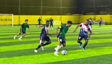 Pertandingan SMAN 3 Kokonao melawan SMKN 2 pada laga perempatan final Kapolda Cup II Mini Soccer di Goldstone Arena, Jalan Irigasi, Timika, Selasa (19/5/2026). (Foto: Galeri Papua/Endy Langobelen)