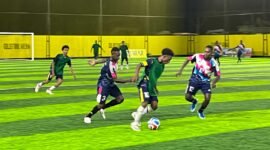Pertandingan SMAN 3 Kokonao melawan SMKN 2 pada laga perempatan final Kapolda Cup II Mini Soccer di Goldstone Arena, Jalan Irigasi, Timika, Selasa (19/5/2026). (Foto: Galeri Papua/Endy Langobelen)