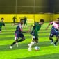Pertandingan SMAN 3 Kokonao melawan SMKN 2 pada laga perempatan final Kapolda Cup II Mini Soccer di Goldstone Arena, Jalan Irigasi, Timika, Selasa (19/5/2026). (Foto: Galeri Papua/Endy Langobelen)