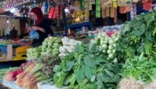 Mama Rio, pedagang di Pasar Sentral Timika sedang melayani seorang pembeli, di lapak miliknya, Rabu (20/5/2026). (Foto: Galeri Papua/Ahmad)