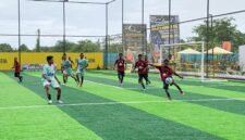 Laga semifinal Turnamen Mini Soccer Kapolda Cup II antara SMA Taruna melawan SMA YPPGI Mimika Di Goldstone Arena, Rabu (20/5/2026). (Foto: Galeri Papua/Ahmad)