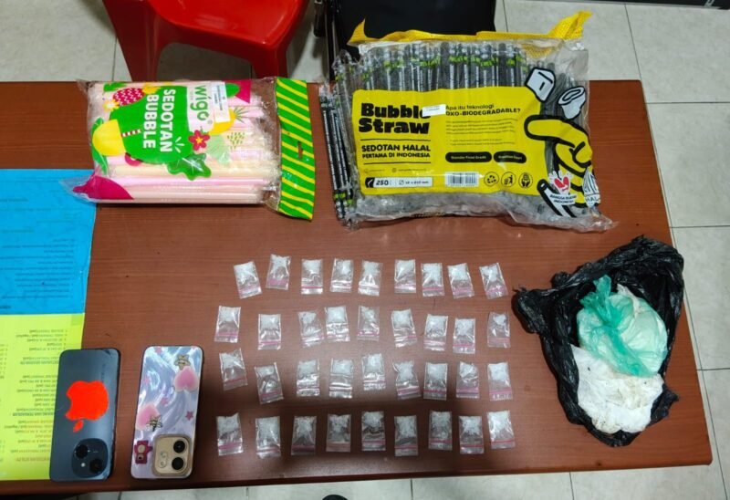 Sejumlah barang bukti yang diamankan polisi. (Foto: SatResnarkoba)