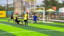 Pertandingan antara SMAN 3 Kokonao melawan SMK Harapan dalam babak semifinal Kapolda Cup II Mini Soccer di Goldstone Arena, Jalan Irigasi, Timika, Rabu (20/5/2026) sore. (Foto: Galeri Papua/Endy Langobelen)