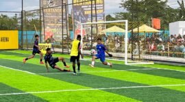 Pertandingan antara SMAN 3 Kokonao melawan SMK Harapan dalam babak semifinal Kapolda Cup II Mini Soccer di Goldstone Arena, Jalan Irigasi, Timika, Rabu (20/5/2026) sore. (Foto: Galeri Papua/Endy Langobelen)