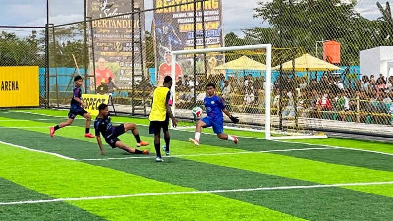 Pertandingan antara SMAN 3 Kokonao melawan SMK Harapan dalam babak semifinal Kapolda Cup II Mini Soccer di Goldstone Arena, Jalan Irigasi, Timika, Rabu (20/5/2026) sore. (Foto: Galeri Papua/Endy Langobelen)