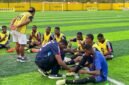 Pelatih SMAN 3 Kokonao memberikan arahan kepada pemainnya dalam pertengahan laga semifinal Kapolda Cup II melawan SMK Harapan, Rabu (20/5/2026). (Foto: Galeri Papua/Endy Langobelen)
