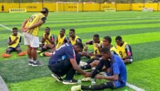 Pelatih SMAN 3 Kokonao memberikan arahan kepada pemainnya dalam pertengahan laga semifinal Kapolda Cup II melawan SMK Harapan, Rabu (20/5/2026). (Foto: Galeri Papua/Endy Langobelen)