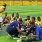 Pelatih SMAN 3 Kokonao memberikan arahan kepada pemainnya dalam pertengahan laga semifinal Kapolda Cup II melawan SMK Harapan, Rabu (20/5/2026). (Foto: Galeri Papua/Endy Langobelen)