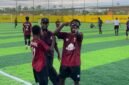 Selebrasi seorang pemain SMA YPPGI Mimika usai mencetak gol kemenangan pada pertandingan final perebutan juara 3 dan 4 pada Final Turnamen Mini Soccer Kapolda Cup II di Goldstone Arena, Kamis (21/5/2026). (Foto: Galeri Papua/Ahmad)