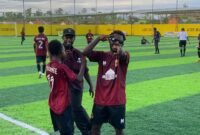 Selebrasi seorang pemain SMA YPPGI Mimika usai mencetak gol kemenangan pada pertandingan final perebutan juara 3 dan 4 pada Final Turnamen Mini Soccer Kapolda Cup II di Goldstone Arena, Kamis (21/5/2026). (Foto: Galeri Papua/Ahmad)