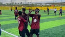 Selebrasi seorang pemain SMA YPPGI Mimika usai mencetak gol kemenangan pada pertandingan final perebutan juara 3 dan 4 pada Final Turnamen Mini Soccer Kapolda Cup II di Goldstone Arena, Kamis (21/5/2026). (Foto: Galeri Papua/Ahmad)