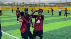 Selebrasi seorang pemain SMA YPPGI Mimika usai mencetak gol kemenangan pada pertandingan final perebutan juara 3 dan 4 pada Final Turnamen Mini Soccer Kapolda Cup II di Goldstone Arena, Kamis (21/5/2026). (Foto: Galeri Papua/Ahmad)