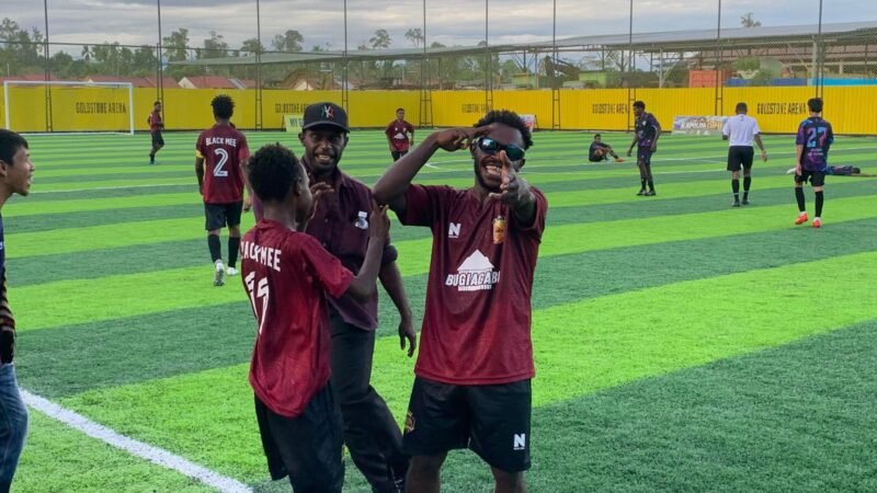 Selebrasi seorang pemain SMA YPPGI Mimika usai mencetak gol kemenangan pada pertandingan final perebutan juara 3 dan 4 pada Final Turnamen Mini Soccer Kapolda Cup II di Goldstone Arena, Kamis (21/5/2026). (Foto: Galeri Papua/Ahmad)
