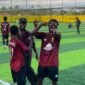 Selebrasi seorang pemain SMA YPPGI Mimika usai mencetak gol kemenangan pada pertandingan final perebutan juara 3 dan 4 pada Final Turnamen Mini Soccer Kapolda Cup II di Goldstone Arena, Kamis (21/5/2026). (Foto: Galeri Papua/Ahmad)
