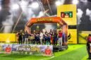 Penyerahan trofi kepada SMA Negeri 3 Kokonao yang berhasil keluar sebagai juara 1 turnamen Mini Soccer Kapolda Cup II di Goldstone Arena, Kamis (21/5/2026). (Foto: Galeri Papua/Ahmad)