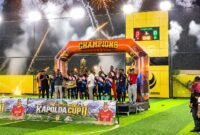 Penyerahan trofi kepada SMA Negeri 3 Kokonao yang berhasil keluar sebagai juara 1 turnamen Mini Soccer Kapolda Cup II di Goldstone Arena, Kamis (21/5/2026). (Foto: Galeri Papua/Ahmad)