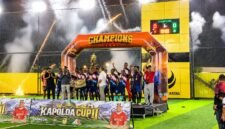Penyerahan trofi kepada SMA Negeri 3 Kokonao yang berhasil keluar sebagai juara 1 turnamen Mini Soccer Kapolda Cup II di Goldstone Arena, Kamis (21/5/2026). (Foto: Galeri Papua/Ahmad)