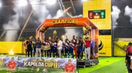 Penyerahan trofi kepada SMA Negeri 3 Kokonao yang berhasil keluar sebagai juara 1 turnamen Mini Soccer Kapolda Cup II di Goldstone Arena, Kamis (21/5/2026). (Foto: Galeri Papua/Ahmad)
