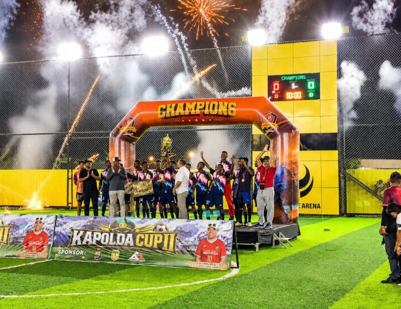Penyerahan trofi kepada SMA Negeri 3 Kokonao yang berhasil keluar sebagai juara 1 turnamen Mini Soccer Kapolda Cup II di Goldstone Arena, Kamis (21/5/2026). (Foto: Galeri Papua/Ahmad)