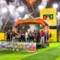 Penyerahan trofi kepada SMA Negeri 3 Kokonao yang berhasil keluar sebagai juara 1 turnamen Mini Soccer Kapolda Cup II di Goldstone Arena, Kamis (21/5/2026). (Foto: Galeri Papua/Ahmad)