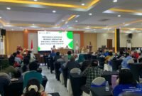 Kepala Dinas Kesehatan Kabupaten Mimika menyampaikan sambutannya pada seremoni pembukaan kegiatan Pertemuan Advokasi Promosi Kesehatan bersama lembaga adat, tokoh masyarakat, dan aparat kampung di salah satu hotel di Timika, Jumat (22/5/2026)