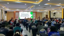 Kepala Dinas Kesehatan Kabupaten Mimika menyampaikan sambutannya pada seremoni pembukaan kegiatan Pertemuan Advokasi Promosi Kesehatan bersama lembaga adat, tokoh masyarakat, dan aparat kampung di salah satu hotel di Timika, Jumat (22/5/2026)