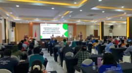 Kepala Dinas Kesehatan Kabupaten Mimika menyampaikan sambutannya pada seremoni pembukaan kegiatan Pertemuan Advokasi Promosi Kesehatan bersama lembaga adat, tokoh masyarakat, dan aparat kampung di salah satu hotel di Timika, Jumat (22/5/2026)