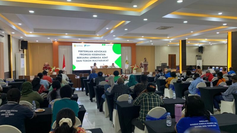 Kepala Dinas Kesehatan Kabupaten Mimika menyampaikan sambutannya pada seremoni pembukaan kegiatan Pertemuan Advokasi Promosi Kesehatan bersama lembaga adat, tokoh masyarakat, dan aparat kampung di salah satu hotel di Timika, Jumat (22/5/2026)