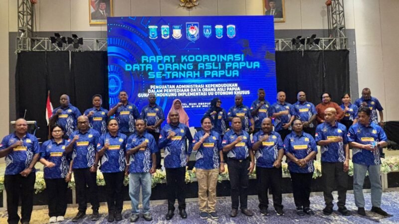 Foto bersama kegiatan Rapat Koordinasi Data OAP se-Tanah Papua di Jayapura. (Foto: Istimewa). 