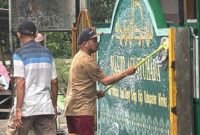 Suasana pembersihan di salah satu masjid di Distrik Mimika Baru menyambut Iduladha 1447 H. (Foto: Istimewa)
