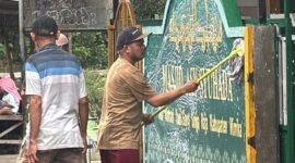 Suasana pembersihan di salah satu masjid di Distrik Mimika Baru menyambut Iduladha 1447 H. (Foto: Istimewa)