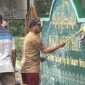 Suasana pembersihan di salah satu masjid di Distrik Mimika Baru menyambut Iduladha 1447 H. (Foto: Istimewa)